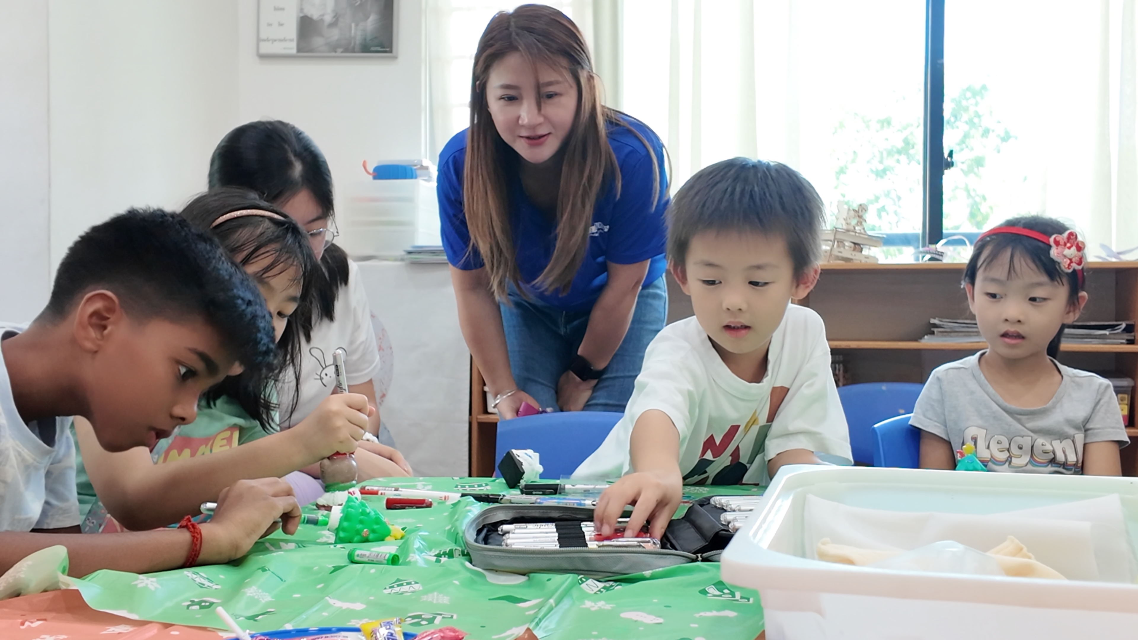 志愿者带领孩子投入故事时间