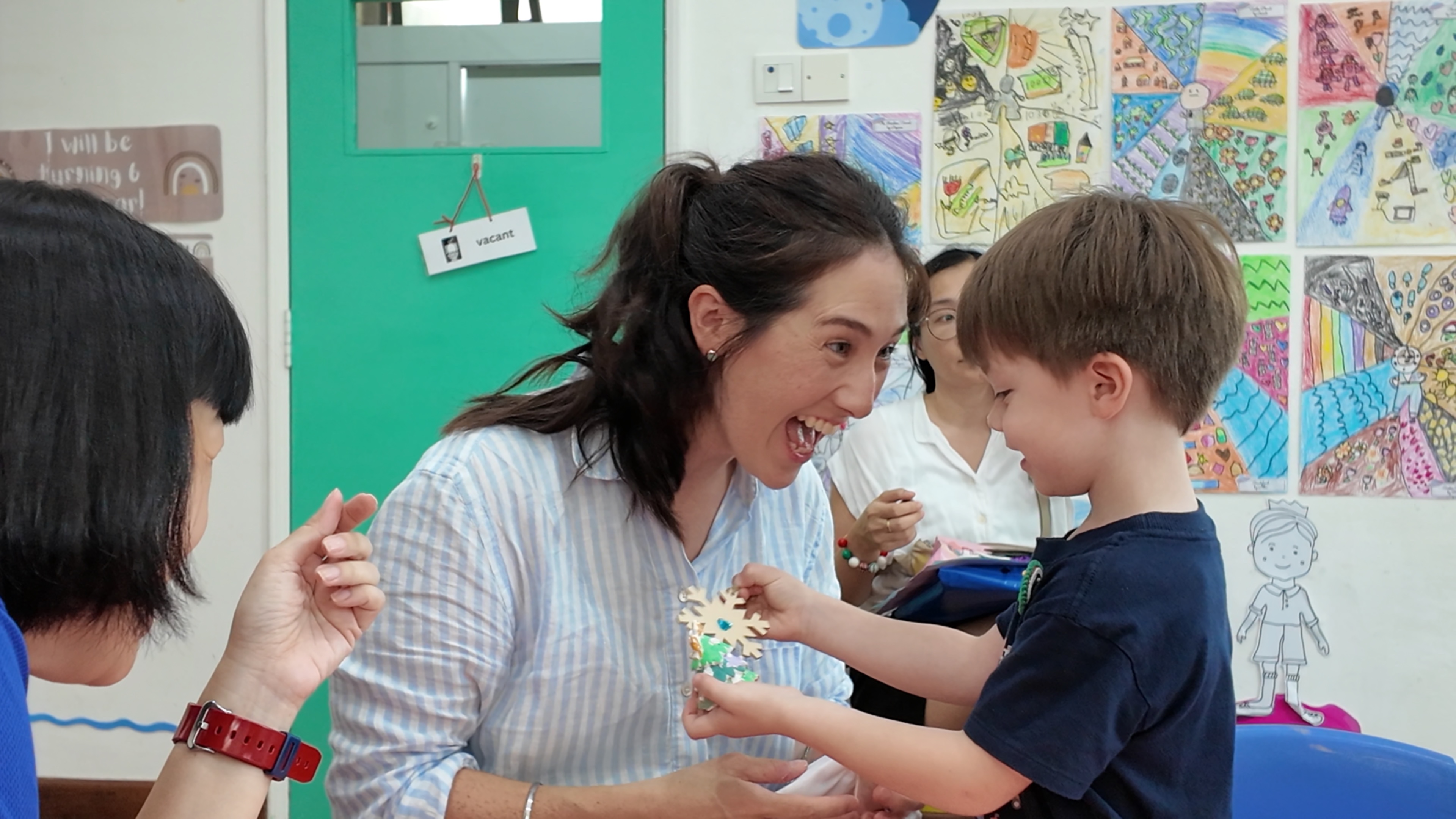 孩子们在手工艺工作坊创作