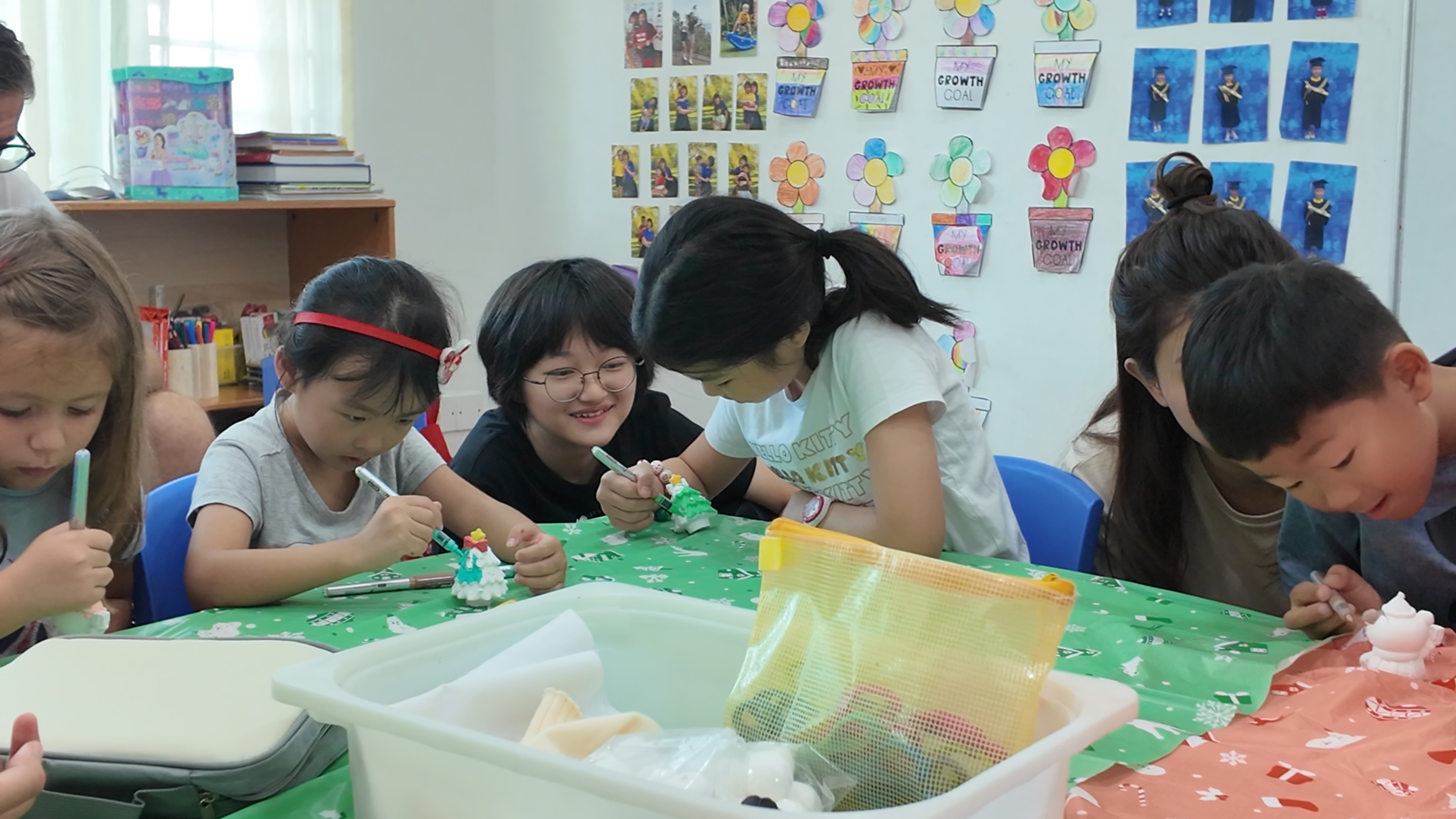 孩子们在互动游戏中合作